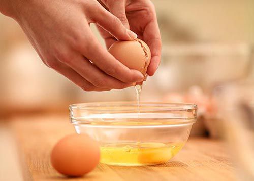 Tách Trứng Gà Là Bước Quan Trọng Nhất Của Cách Làm Bánh Bông Lan Bằng Nồi Cơm Điện