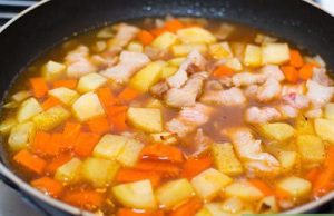 Hướng dẫn cách nấu canh khoai tây thịt heo đơn giản