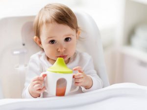 Khuyến khích cho bé uống sữa bằng cốc