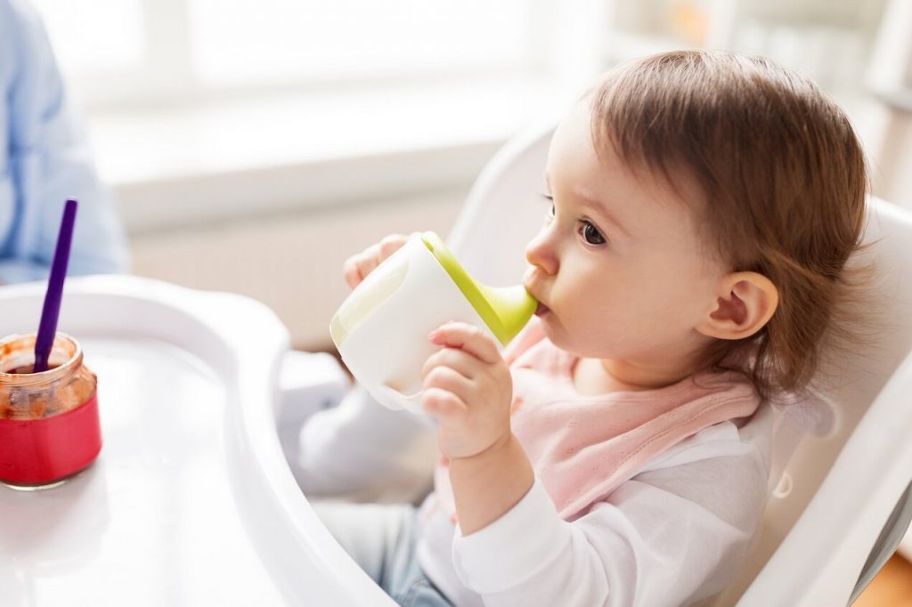Nên Cho Bé 7 Tháng Tuổi Uống Sữa Bằng Cốc Hay Bình Sữa?